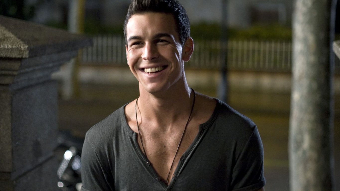 Марио Касас улыбается