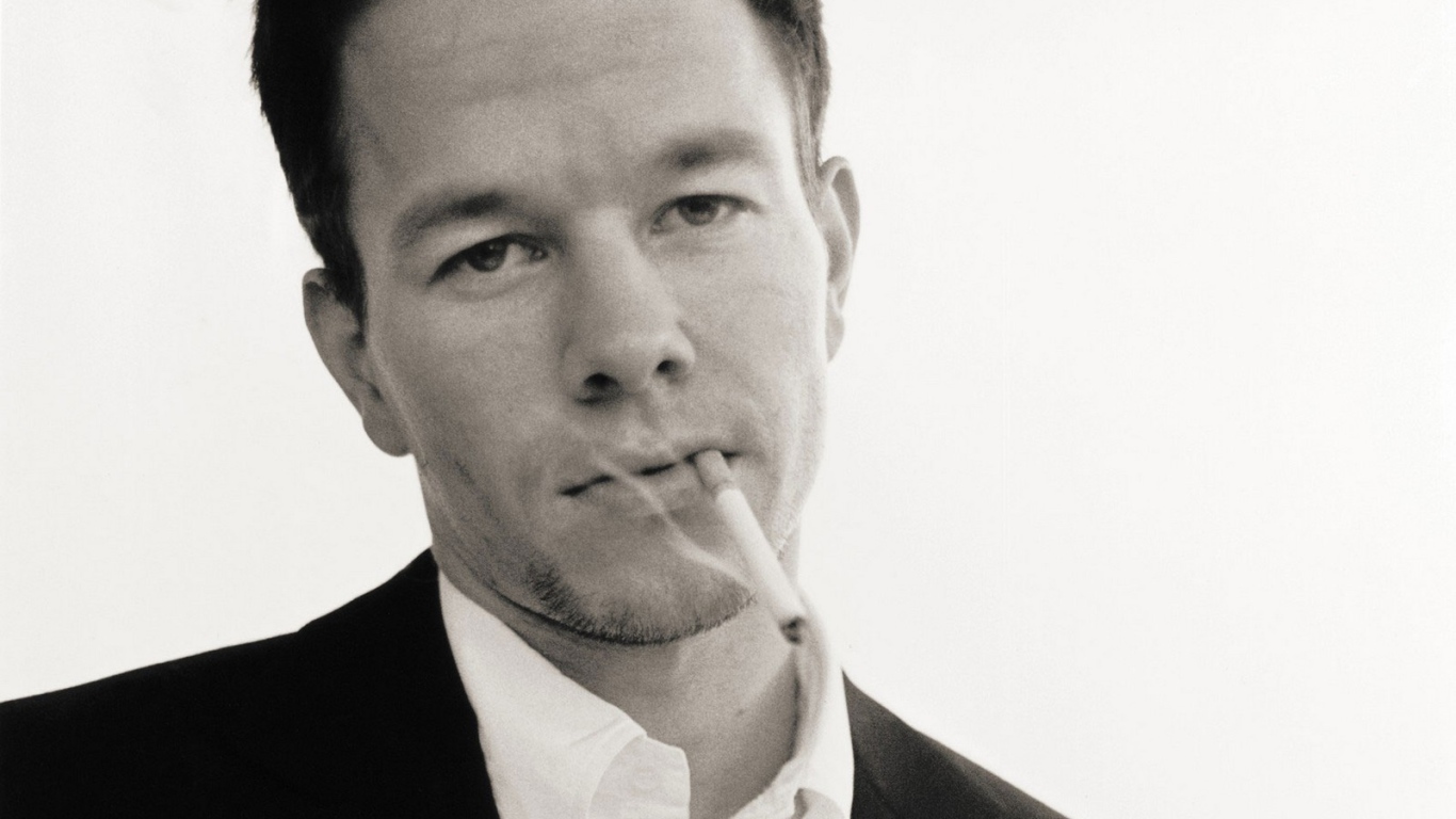 Марк Уолберг курит