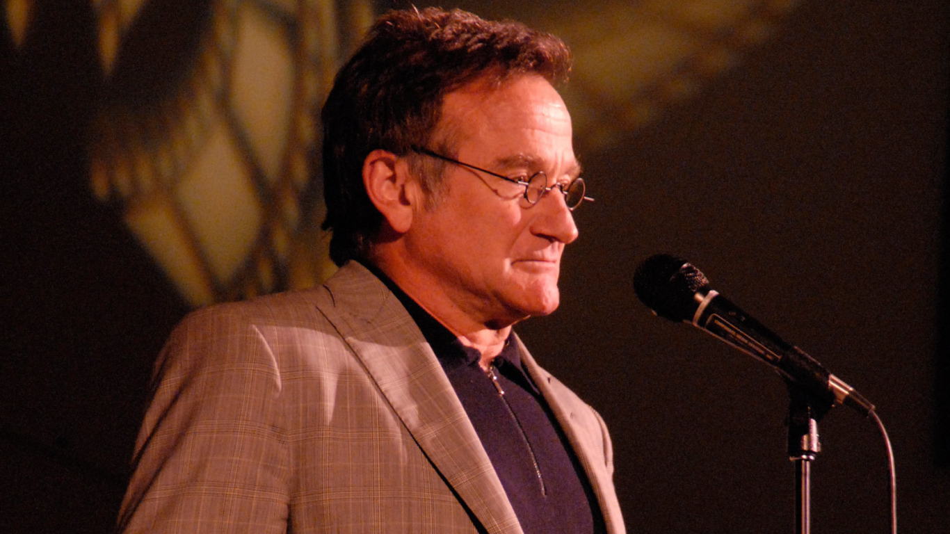 Актер Робин Уильямс выступает у микрофона