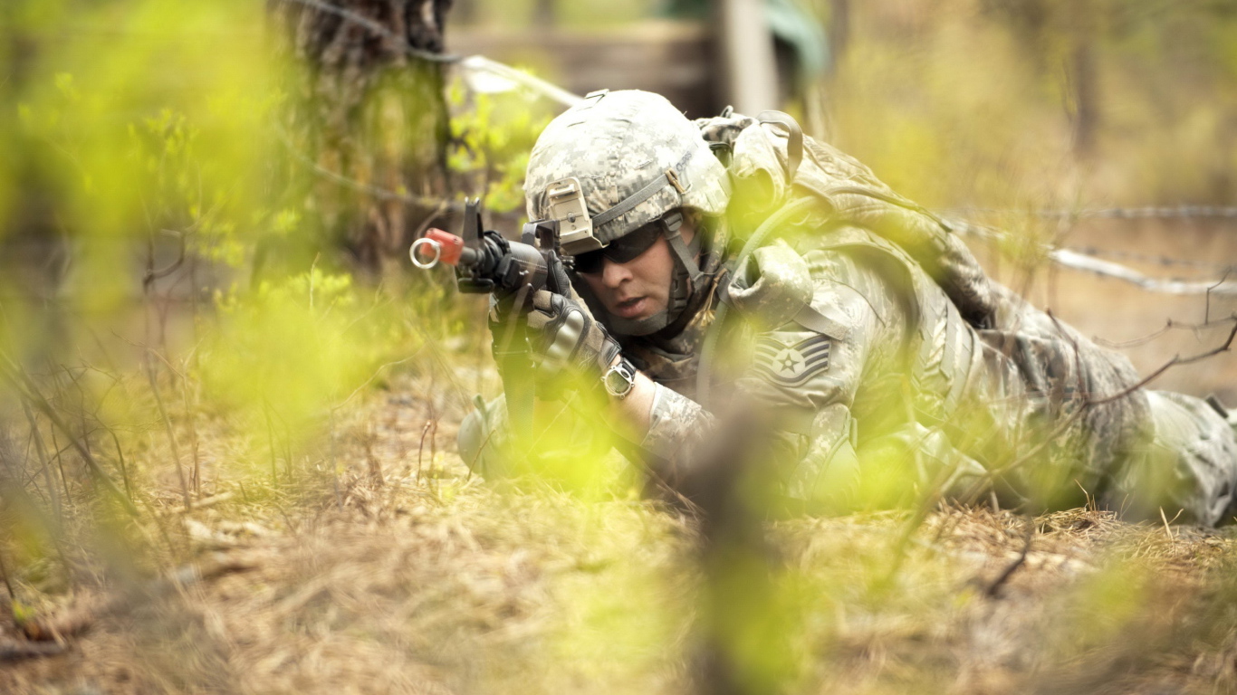 Солдат с автоматом