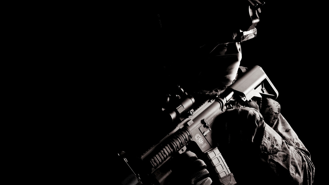 Солдат с оружием на черном фоне