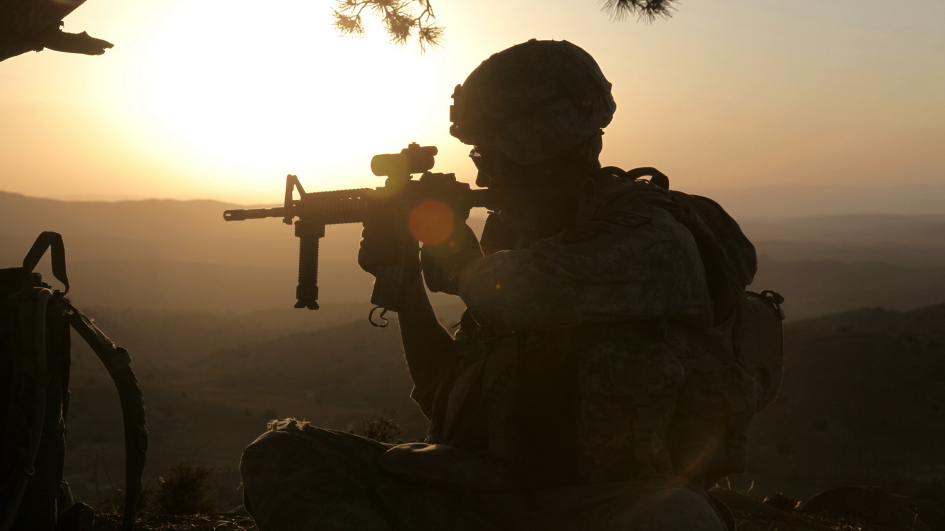Солдат с оружием на закате