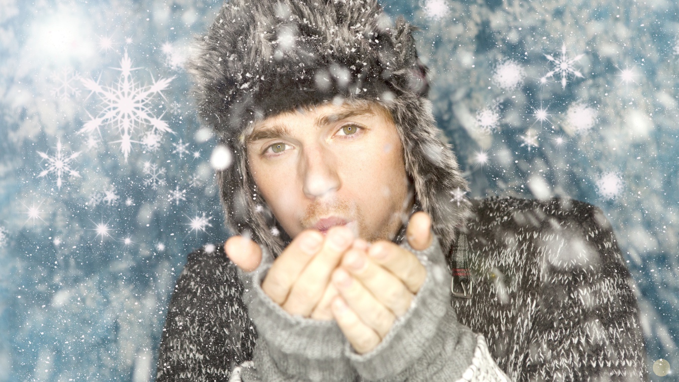 Парень в свитере и шапке