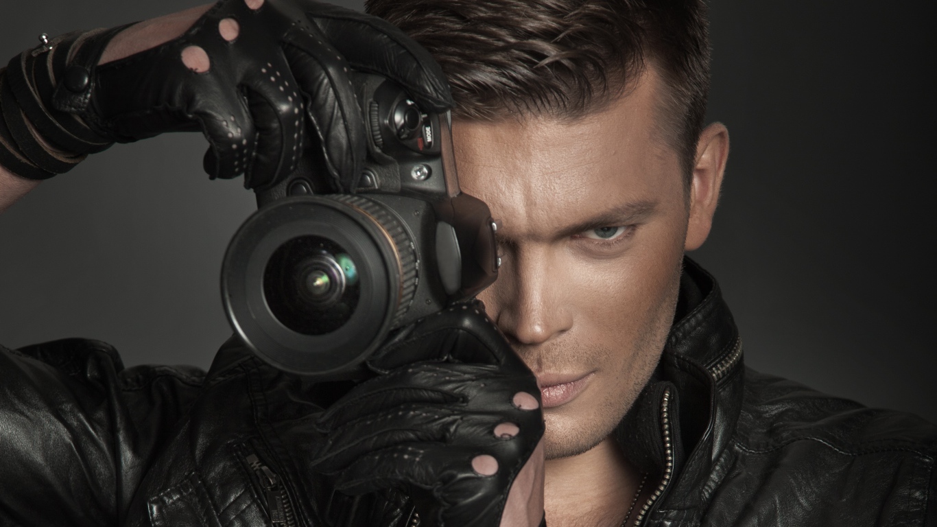 Парень с фотокамерой