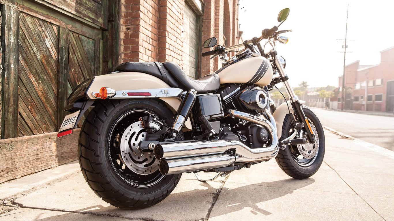 Красивый мотоцикл Harley-Davidson Dyna Fat Bob