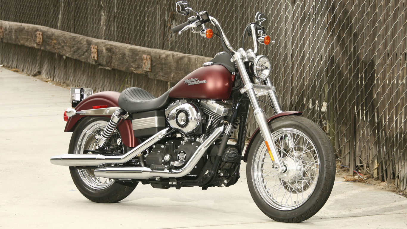 Красивый мотоцикл Harley-Davidson Dyna Street Bob