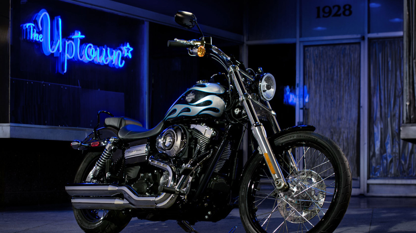 Красивый мотоцикл Harley-Davidson Dyna Switchback