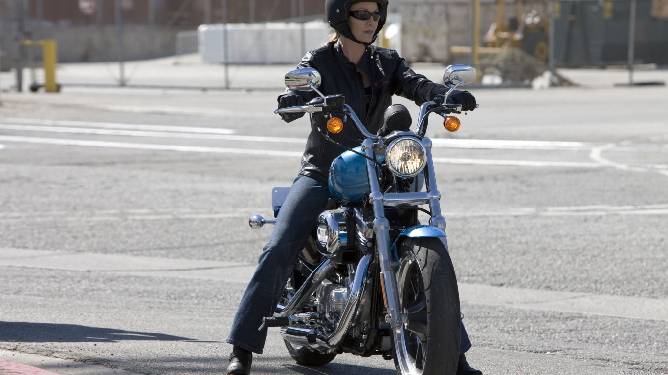 Красивый мотоцикл Harley-Davidson XL 883L Sportster