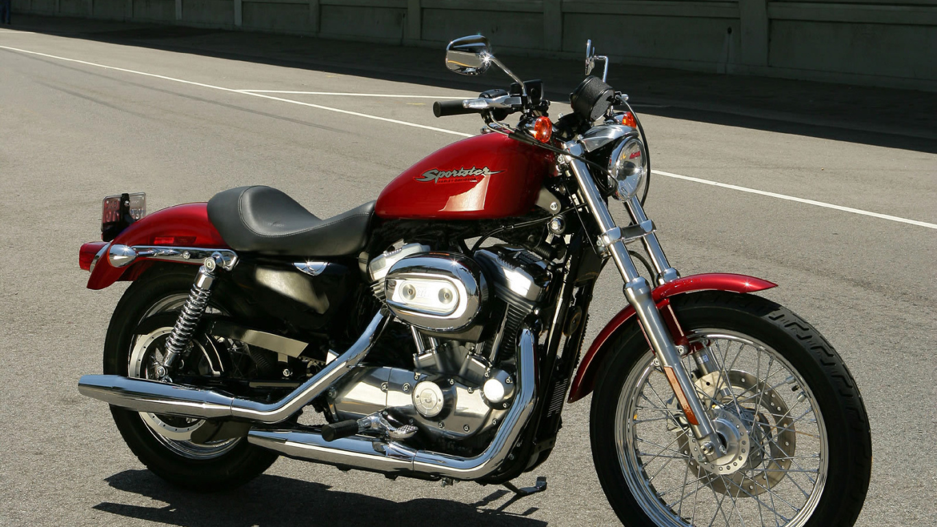 Красивый мотоцикл Harley-Davidson XL 883R Sportster Roadster