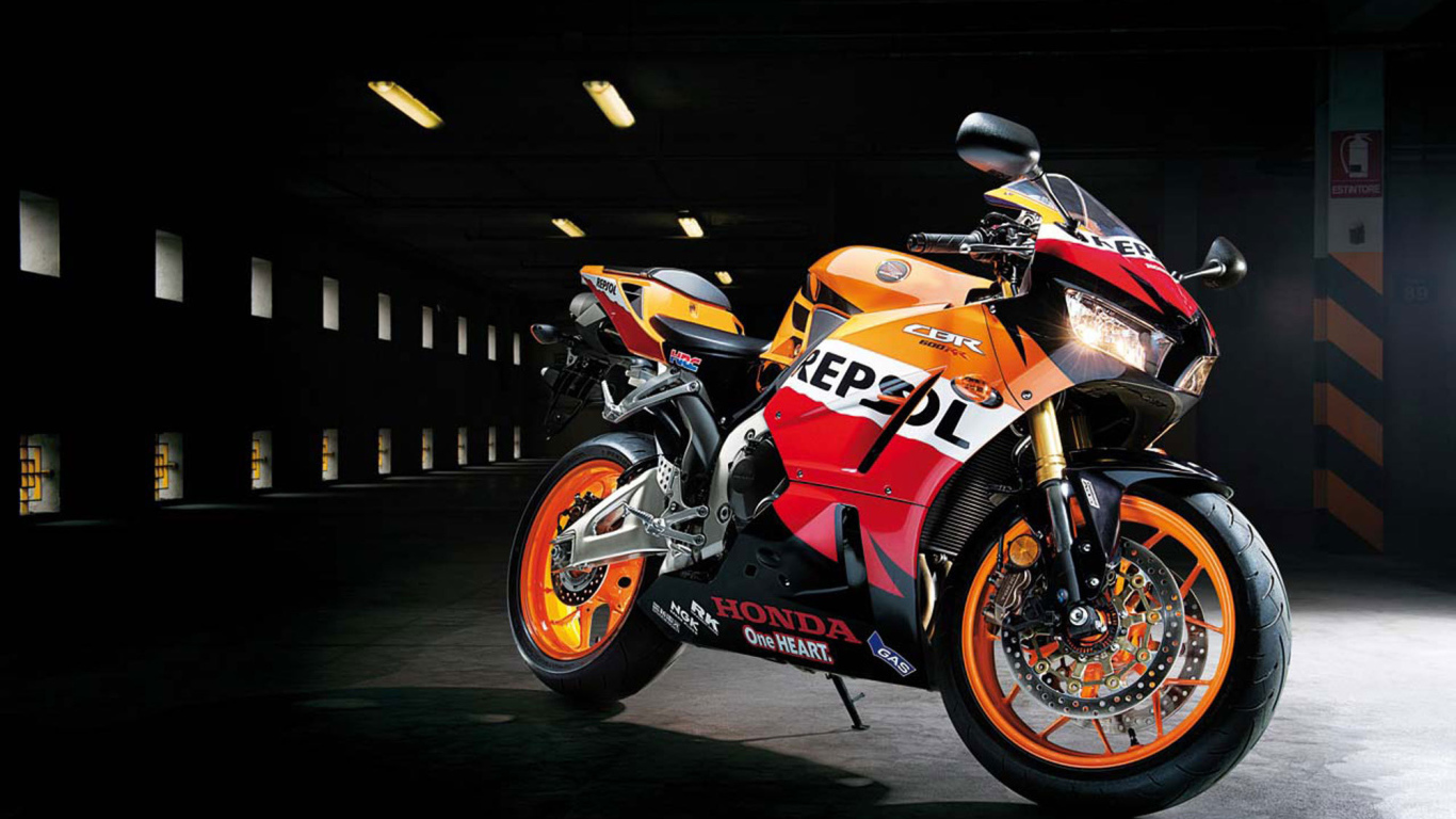 Красивый мотоцикл Honda CBR 600 RR