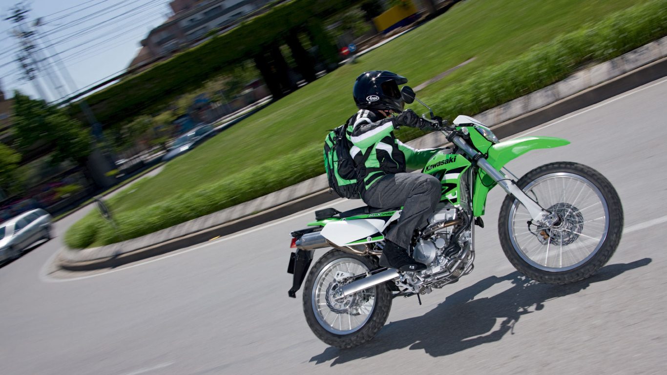 Красивый мотоцикл Kawasaki KLX 250