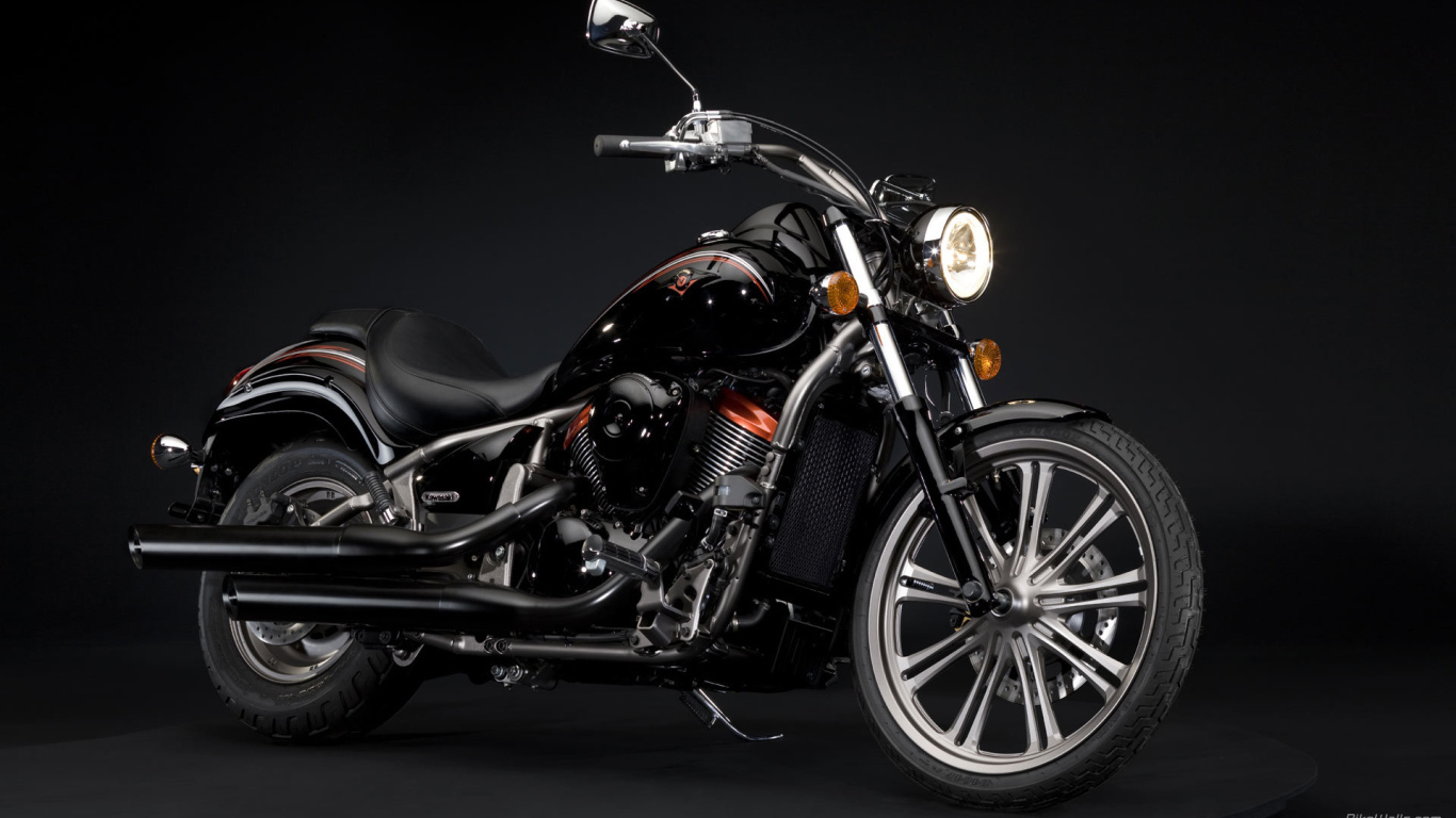 Красивый мотоцикл Kawasaki VN 900 Classic