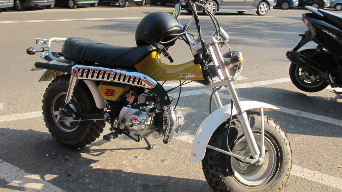 Красивый мотоцикл Suzuki RV 125