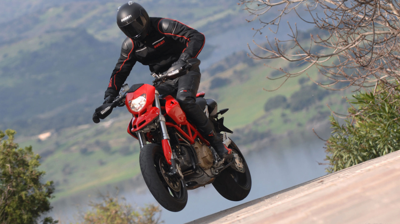 Красивый мотоцикл в москве Ducati Hypermotard