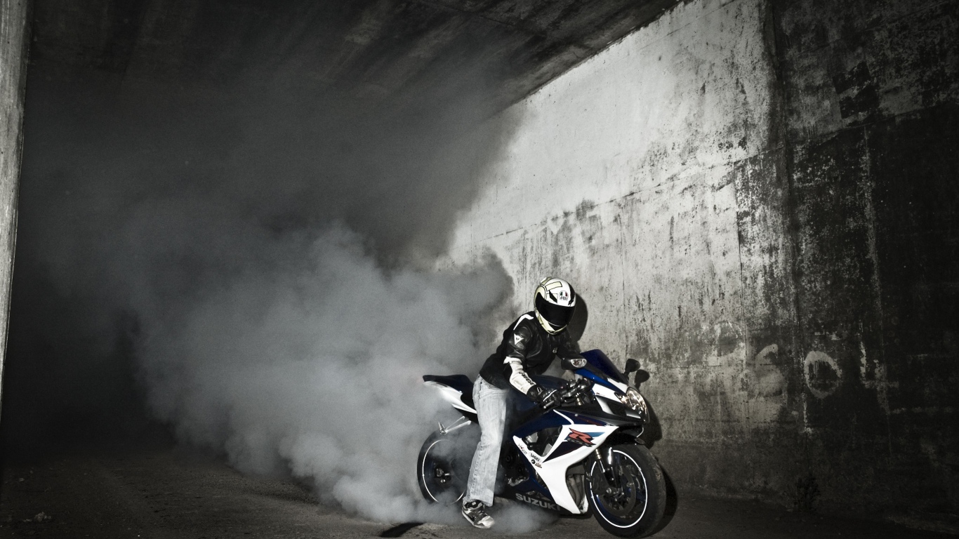 Красивый мотоцикл в москве Suzuki  GSX-R 1000