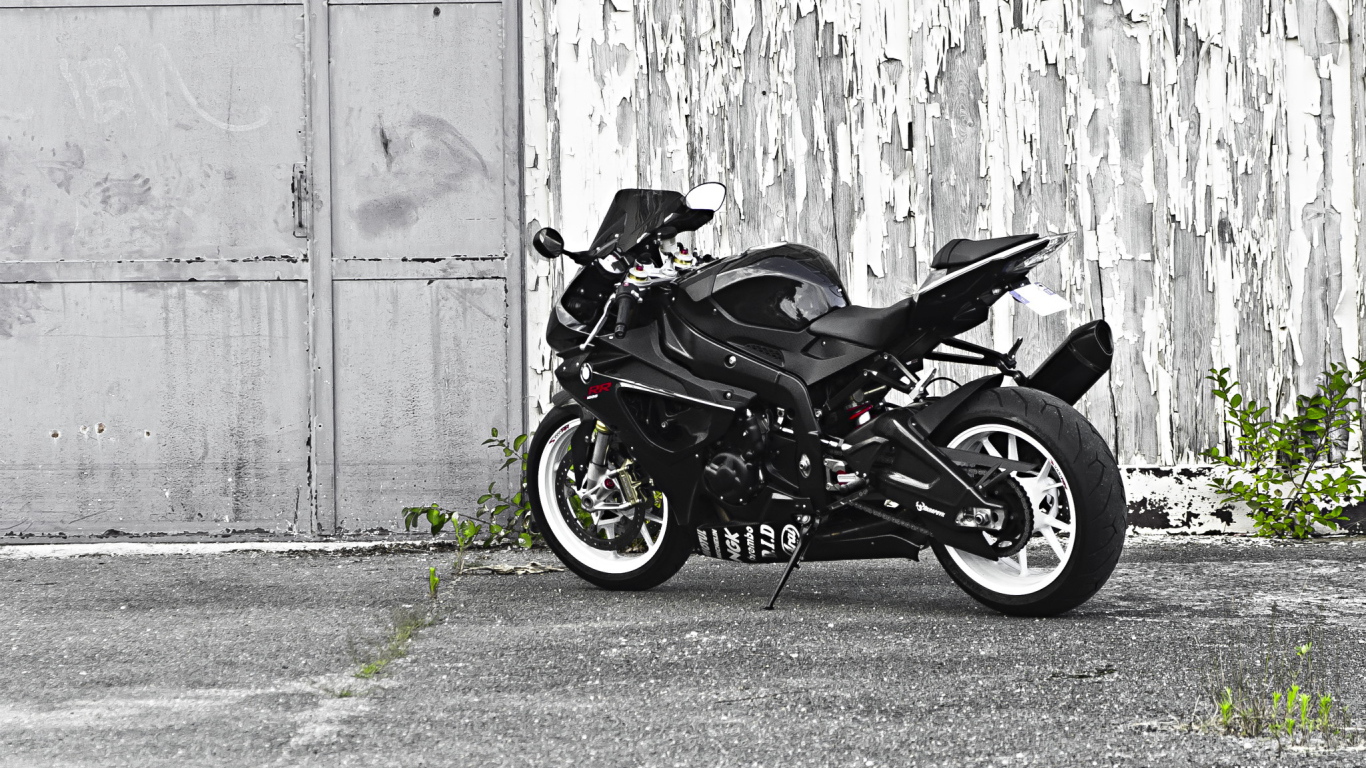 Черный гоночный мотоцикл