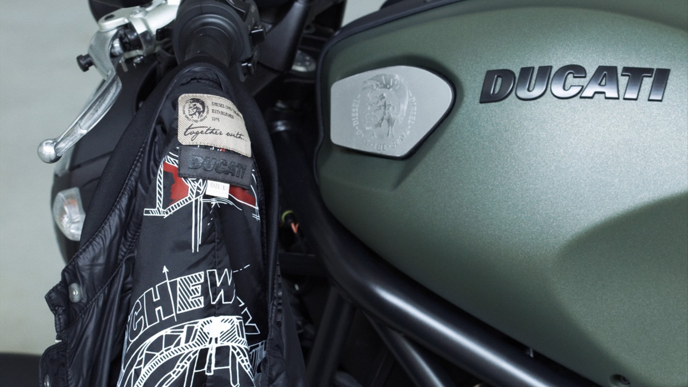 Быстрый мотоцикл Ducati Monster Diesel