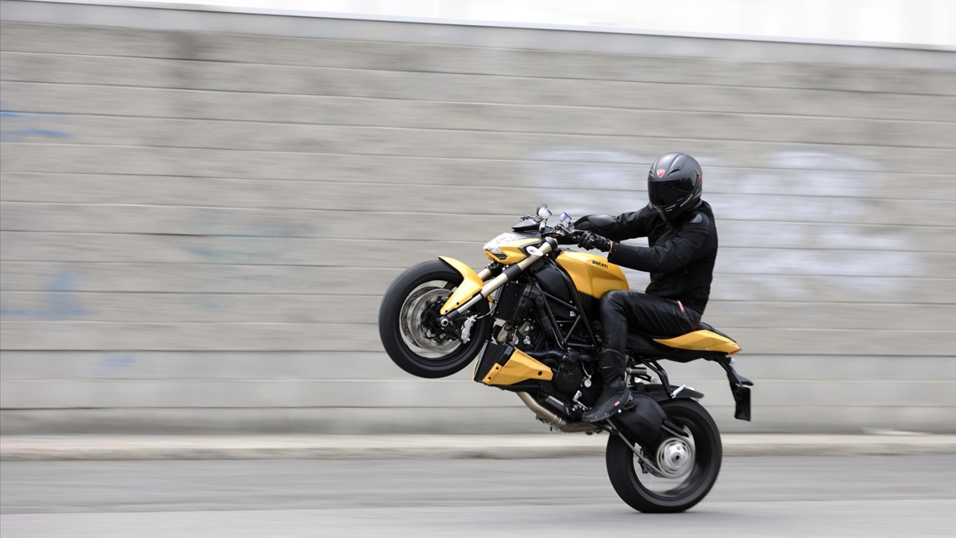 Быстрый мотоцикл Ducati Streetfighter 848