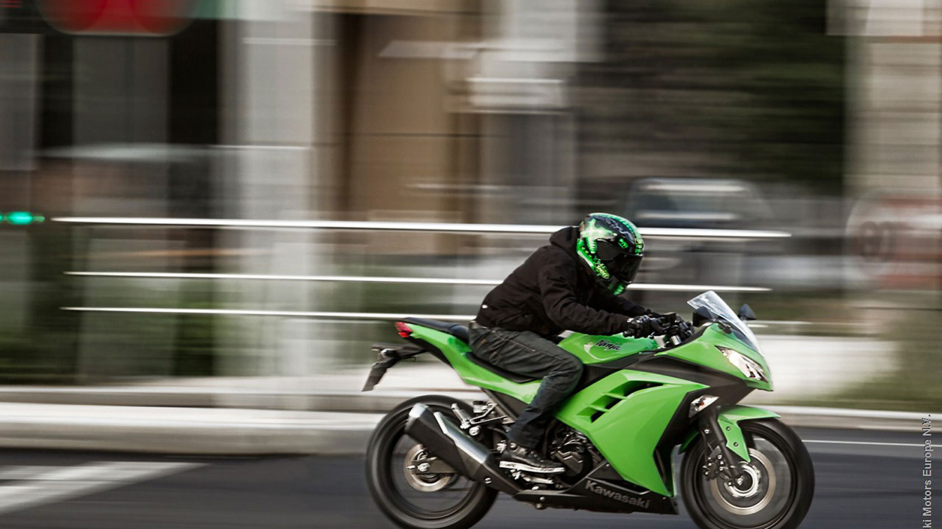 Быстрый мотоцикл Kawasaki Ninja 300