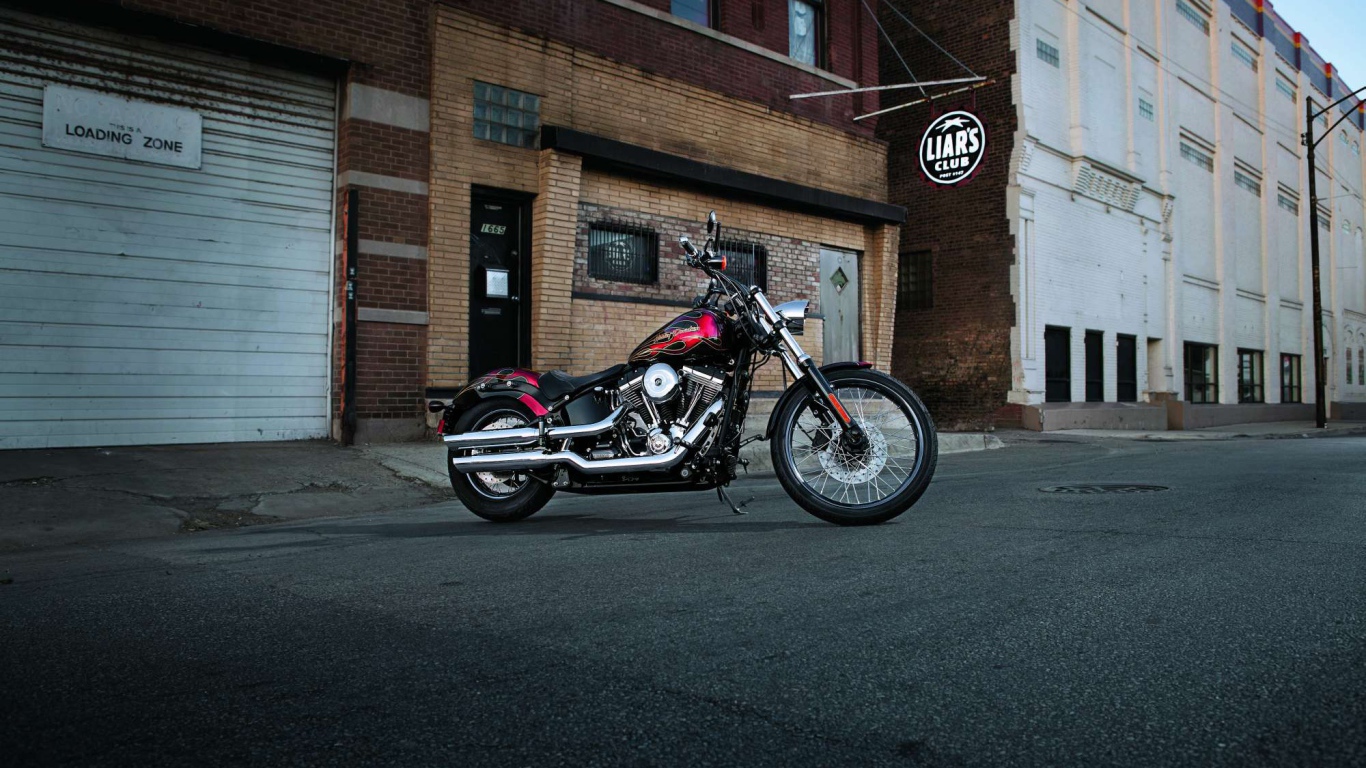 Быстрый мотоцикл Harley-Davidson Softail Blackline