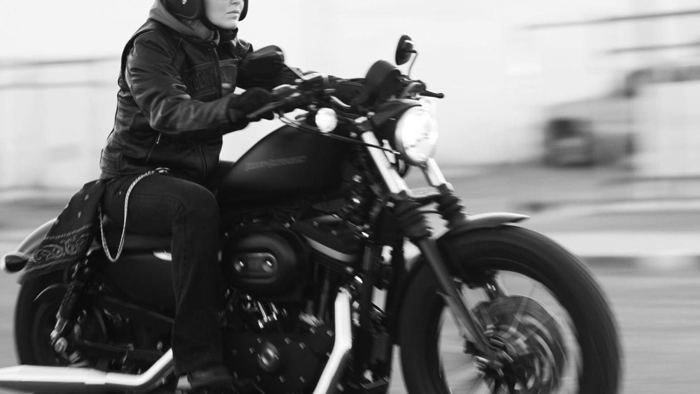 Быстрый мотоцикл Harley-Davidson XL 883N Sportster Iron