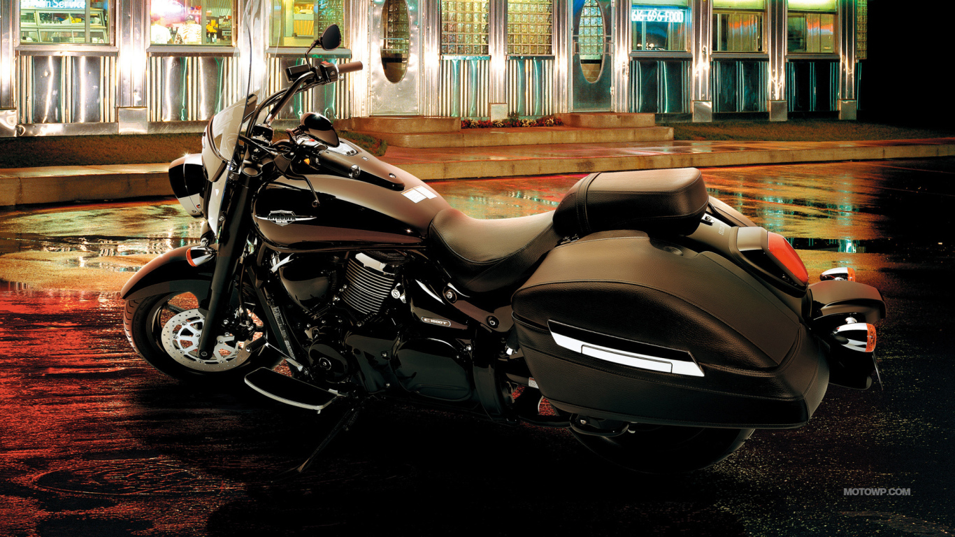 Быстрый мотоцикл Suzuki Intruder C1500T