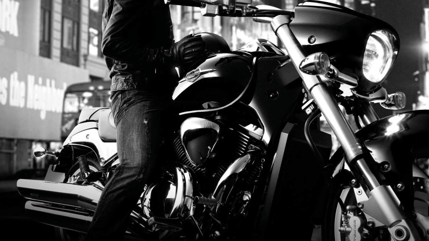 Быстрый мотоцикл Suzuki Intruder M1500