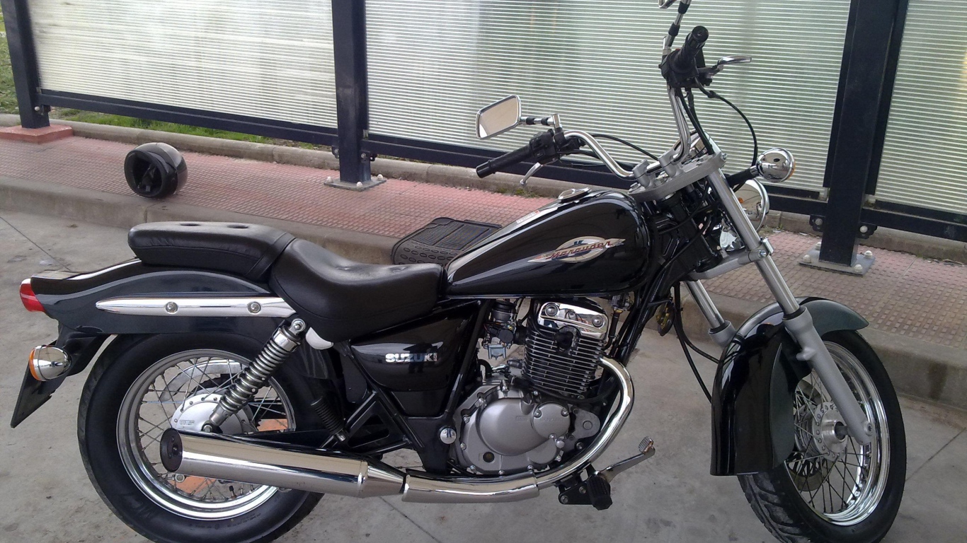 Быстрый мотоцикл Suzuki Marauder 125