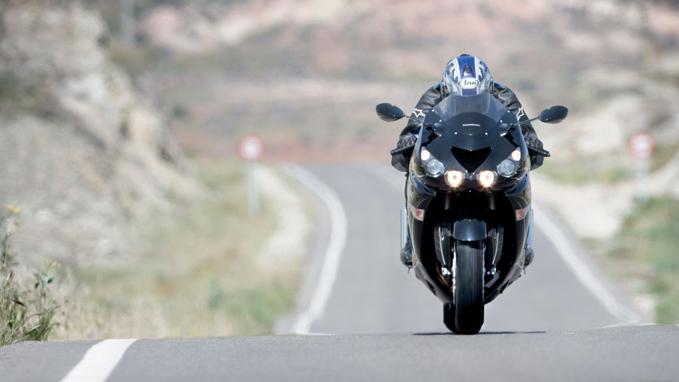 Быстрый мотоцикл Kawasaki ZZR 1400