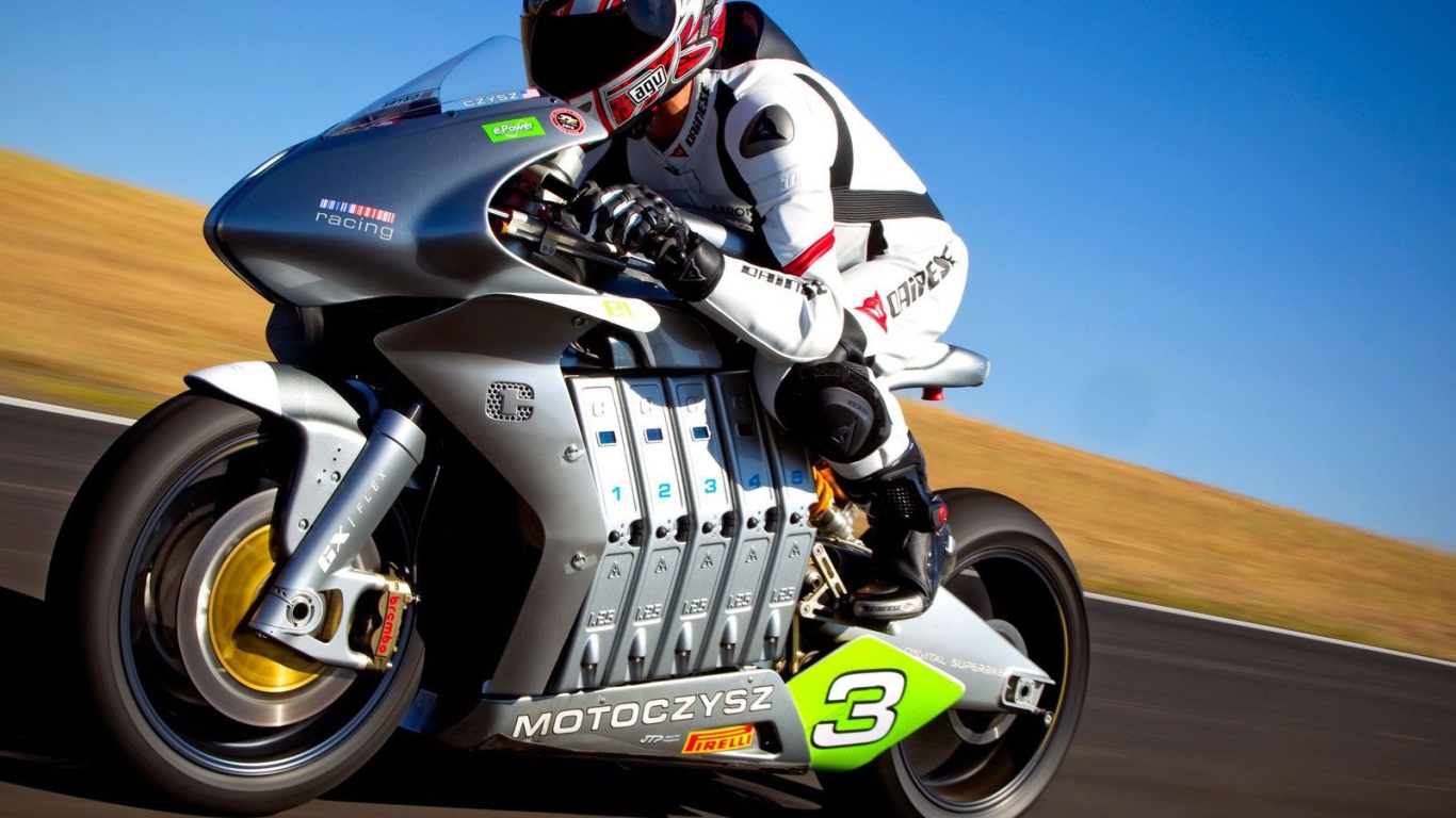 Мотоциклист во время гонки