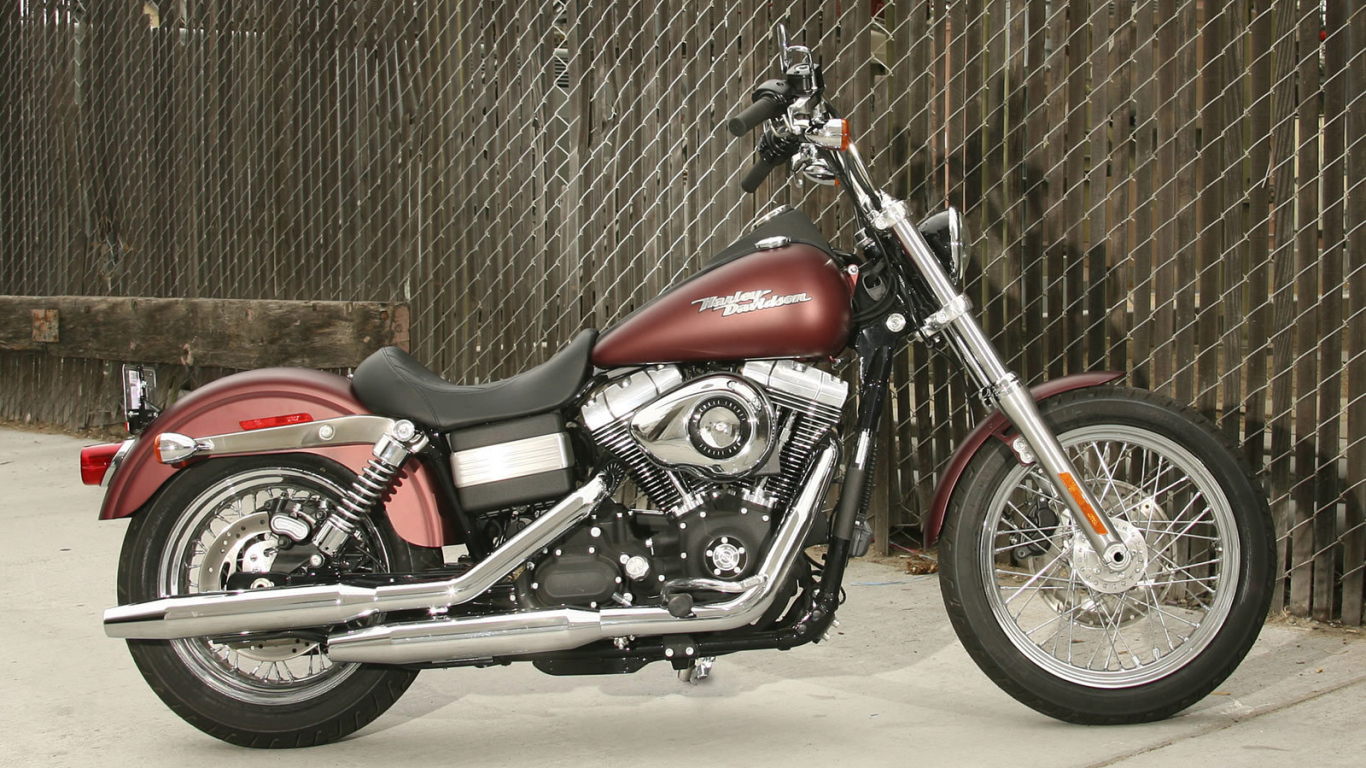 Мотоцикл модели Harley-Davidson Dyna Street Bob