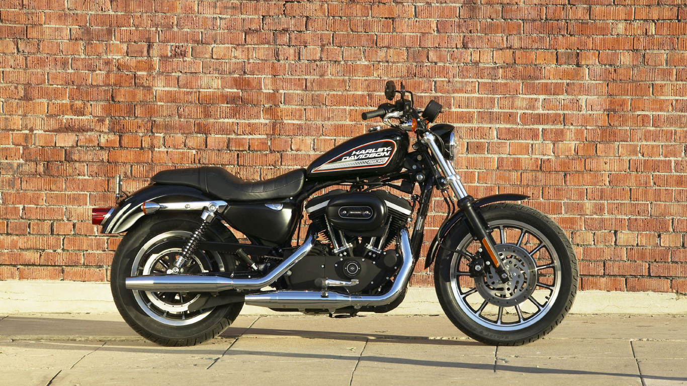 Мотоцикл модели Harley-Davidson XL 883R Sportster Roadster
