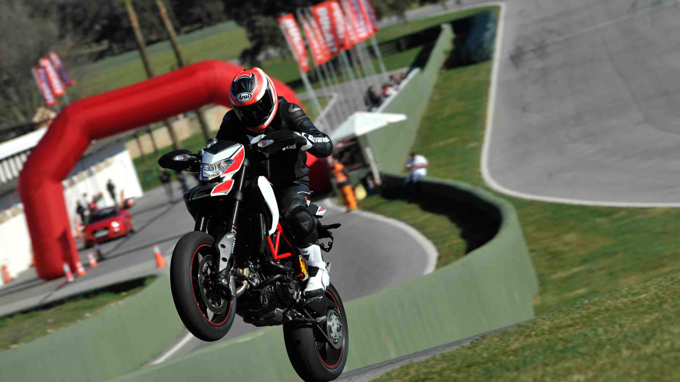 Новый мотоцикл на дороге Ducati Hypermotard SP