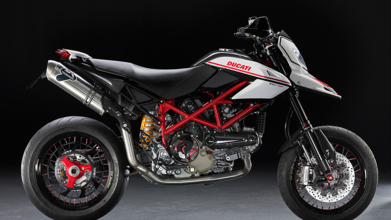 Новый мотоцикл на дороге Ducati Hypermotard