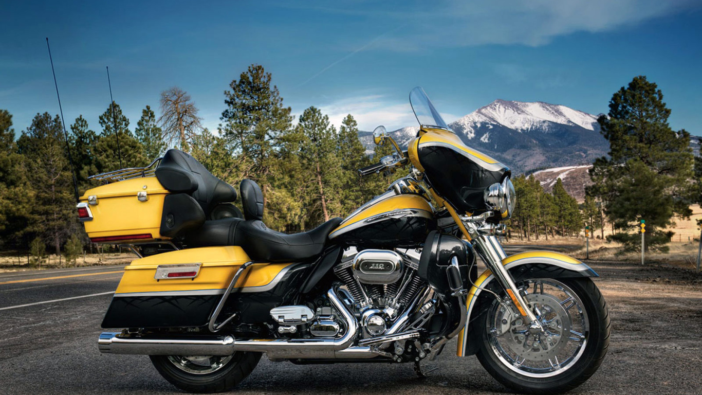 Новый мотоцикл на дороге Harley-Davidson CVO Electra Glide Ultra Classic