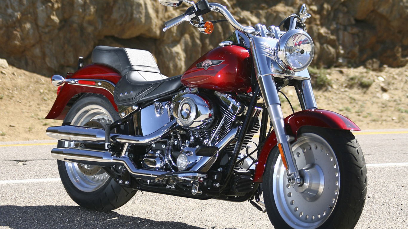 Новый мотоцикл на дороге Harley-Davidson Fat Boy