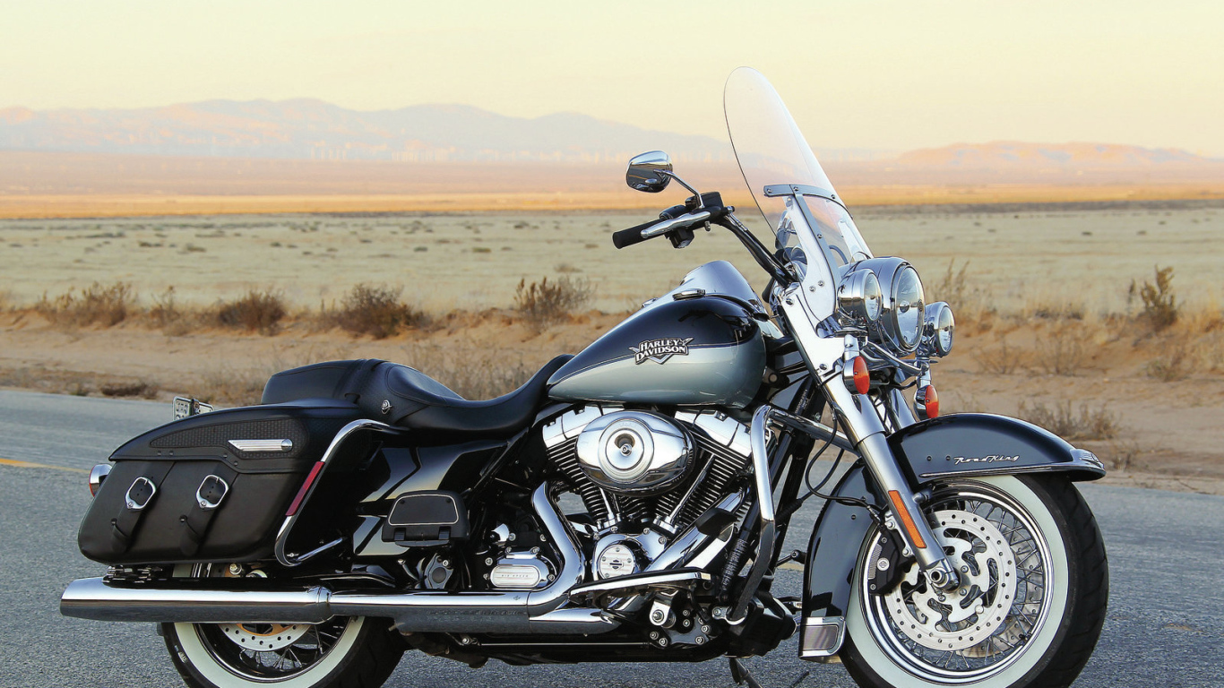 Новый мотоцикл на дороге Harley-Davidson Road King Anniversary Edition