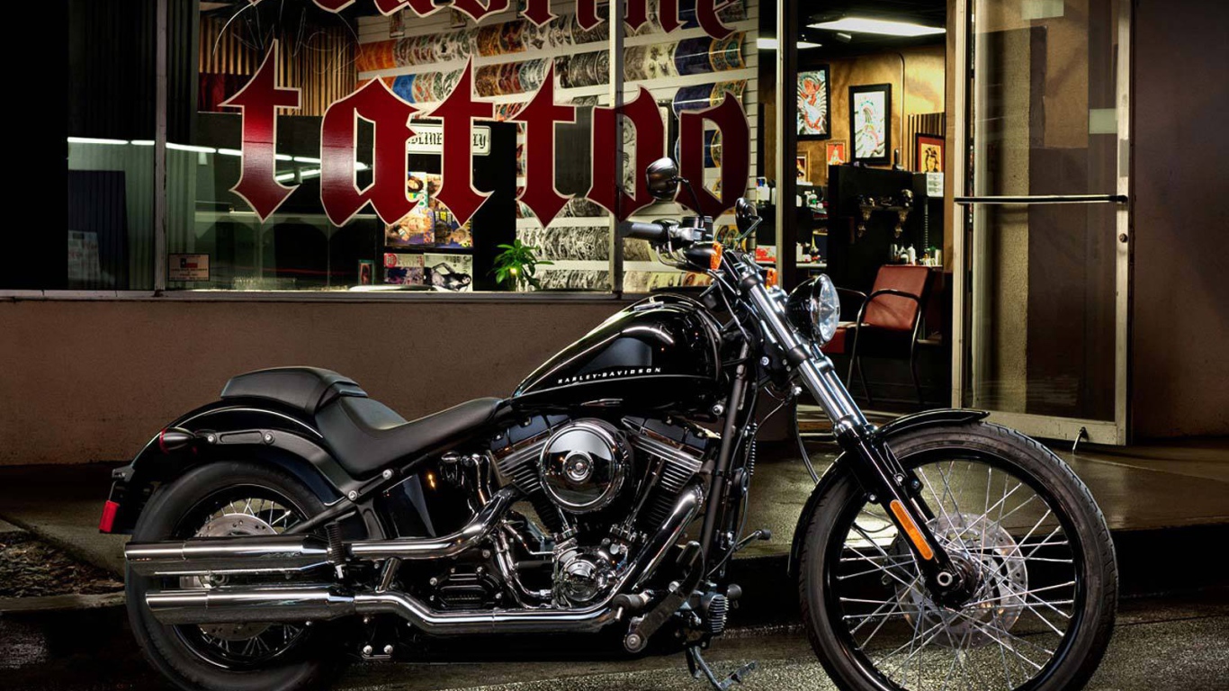 Новый мотоцикл на дороге Harley-Davidson Softail Blackline