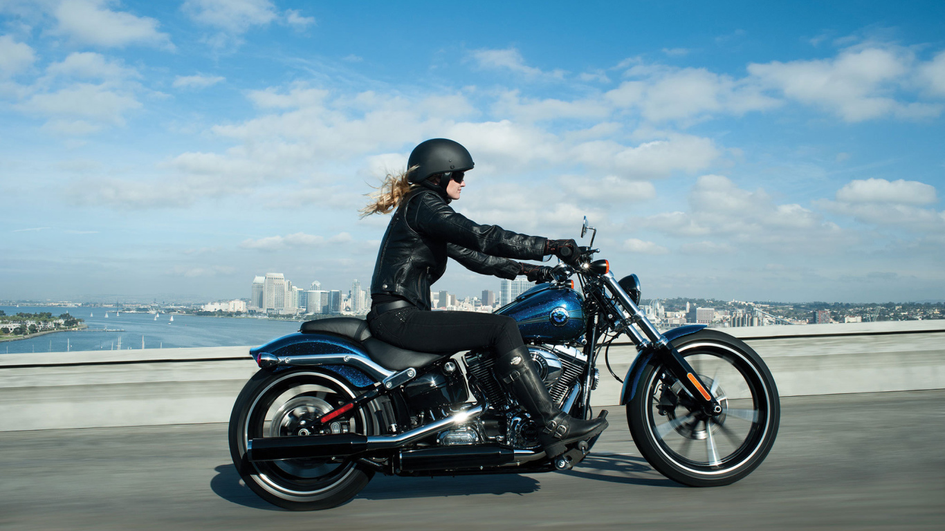 Новый мотоцикл на дороге Harley-Davidson Softail Breakout