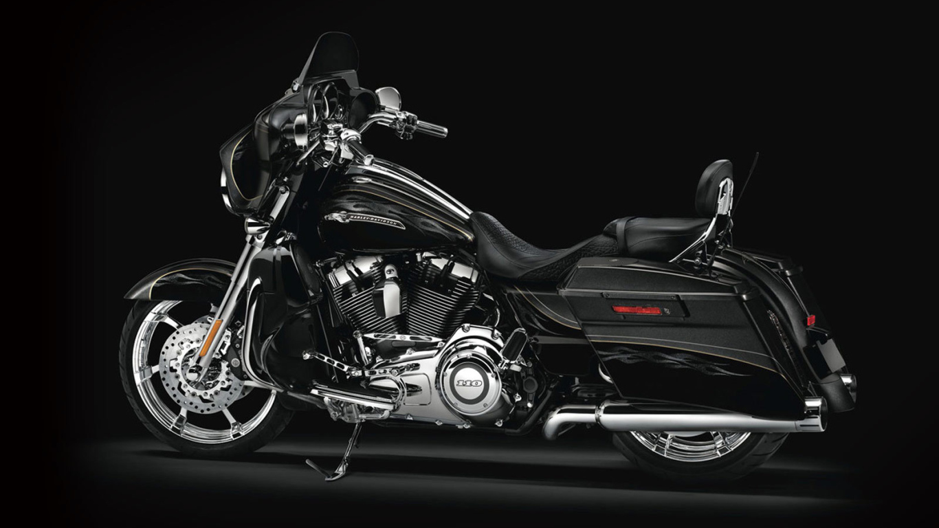 Новый мотоцикл на дороге Harley-Davidson Street Glide
