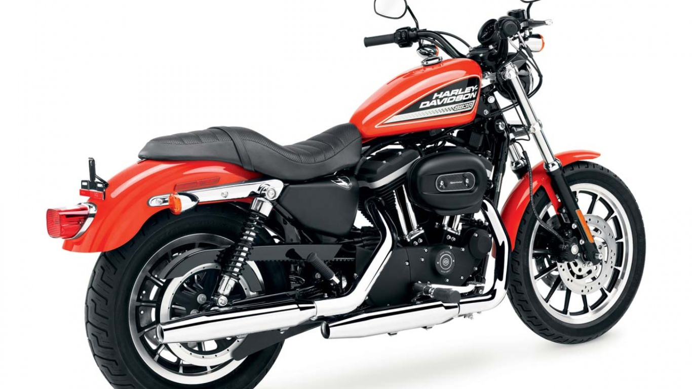 Новый мотоцикл на дороге Harley-Davidson XL 883R Sportster Roadster