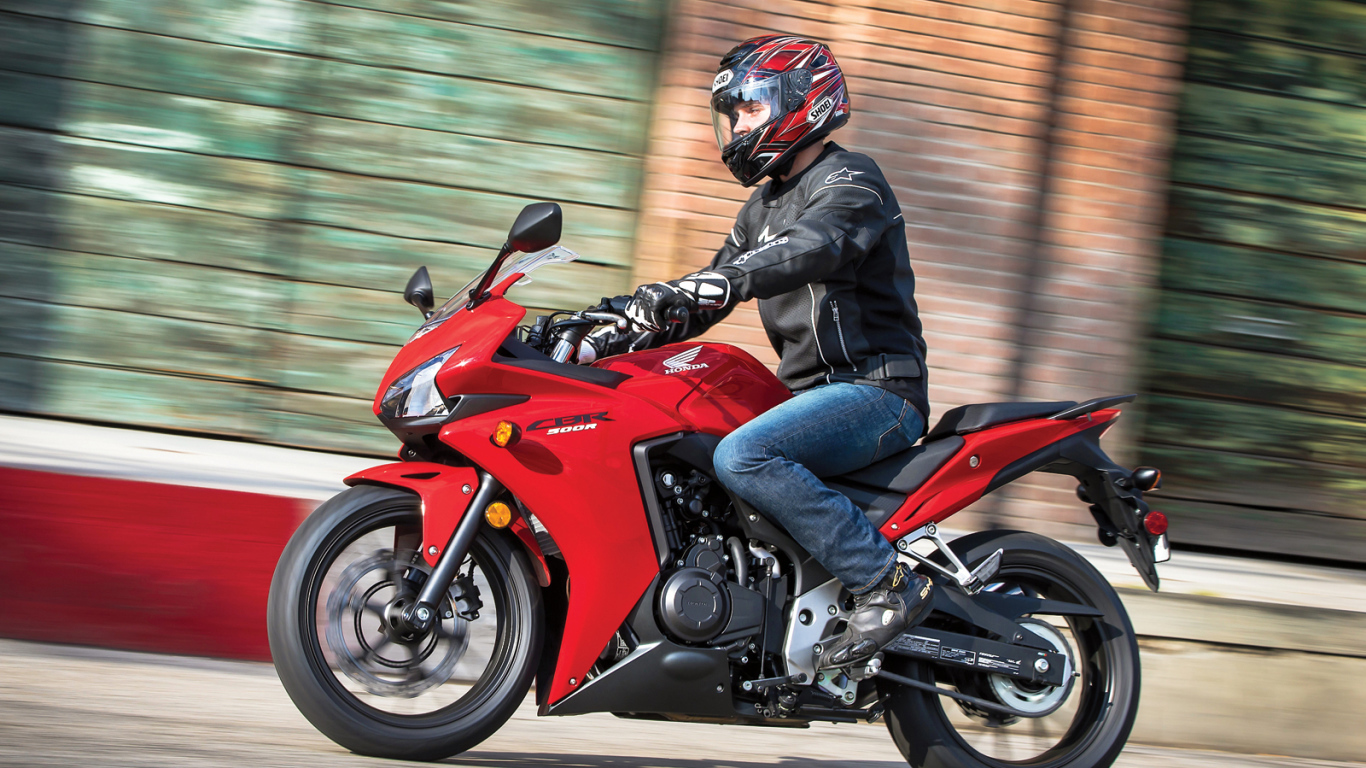 Новый мотоцикл на дороге Honda CBR 500 R