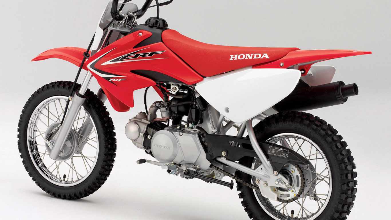 Новый мотоцикл на дороге Honda CRF 110 F