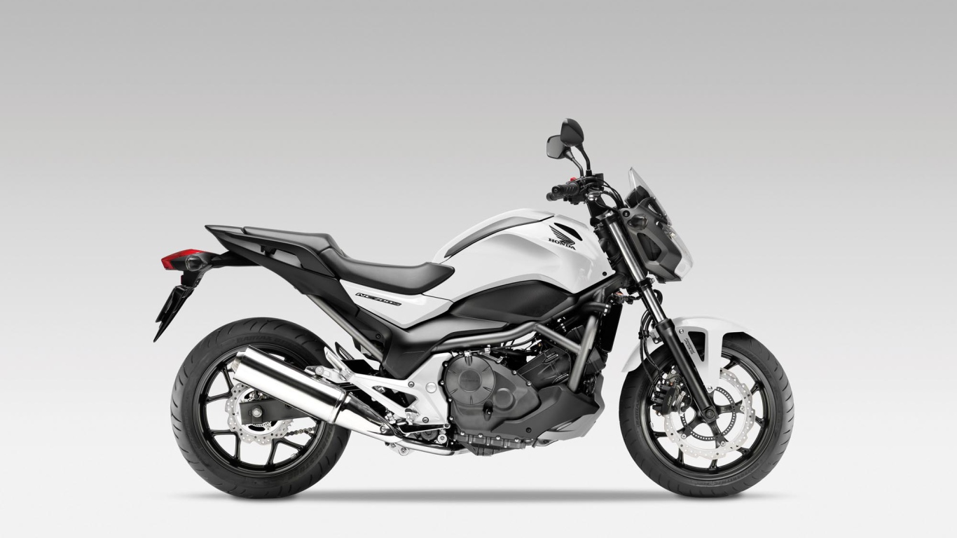 Новый мотоцикл на дороге Honda NC 700 S