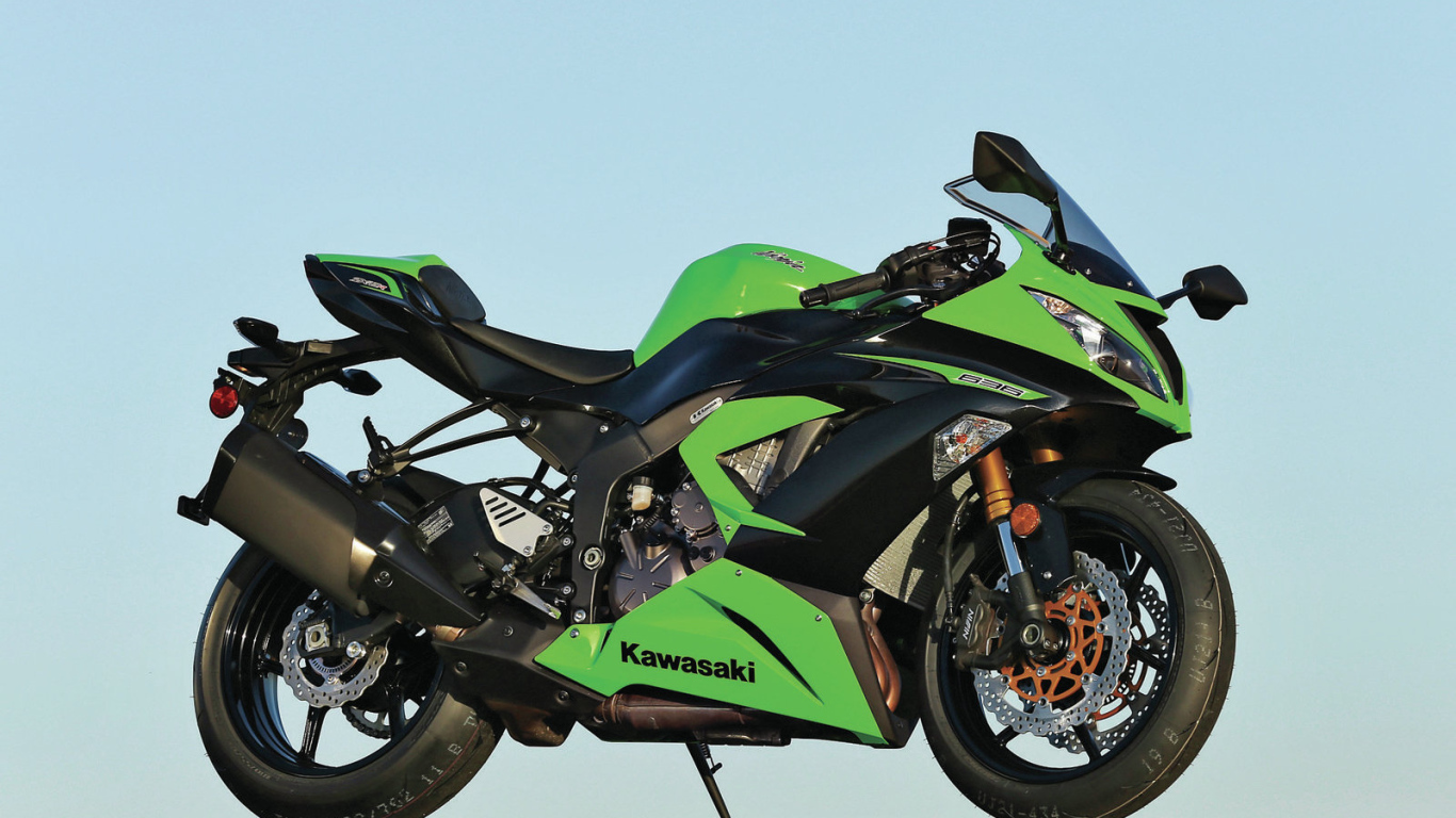 Новый мотоцикл на дороге Kawasaki Ninja ZX-6R 636 Performance