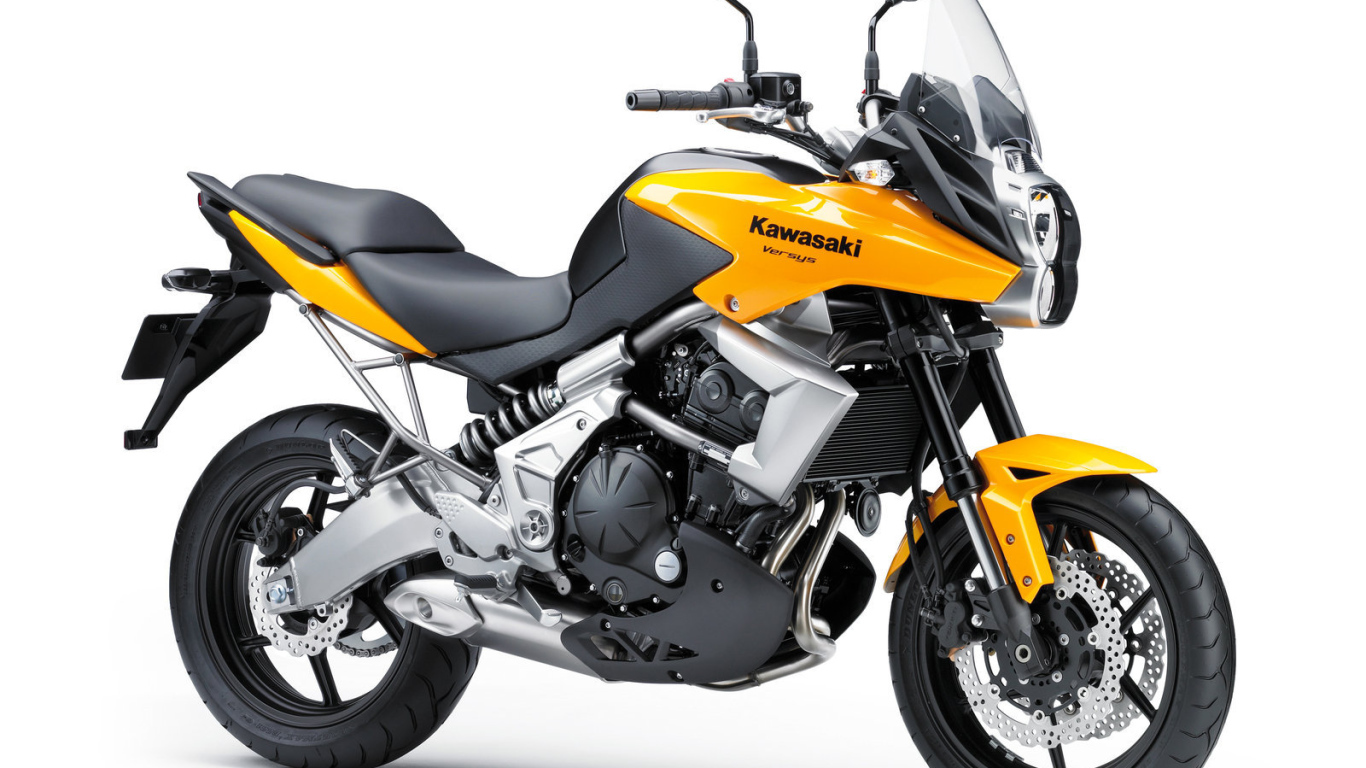 Новый мотоцикл на дороге Kawasaki Versys