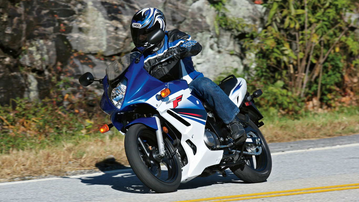 Новый мотоцикл на дороге Suzuki  GS 500 F