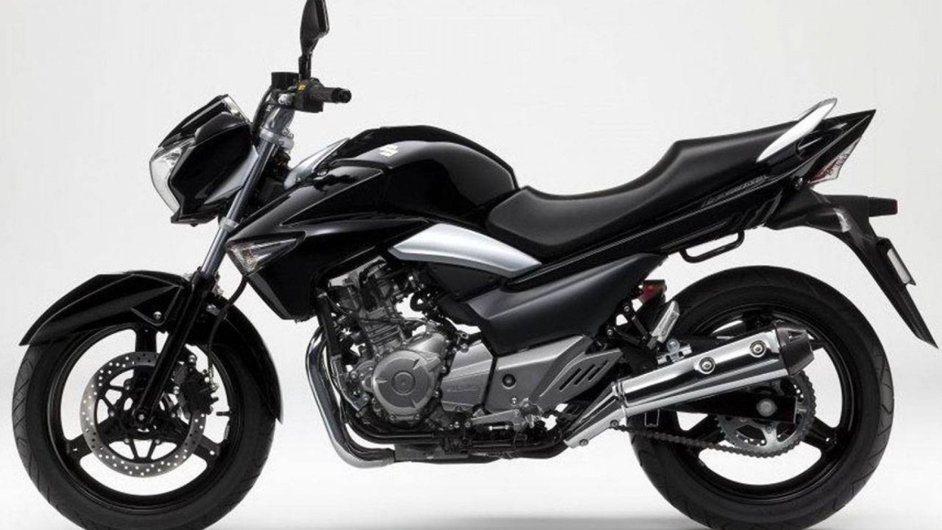 Новый мотоцикл на дороге Suzuki   Inazuma