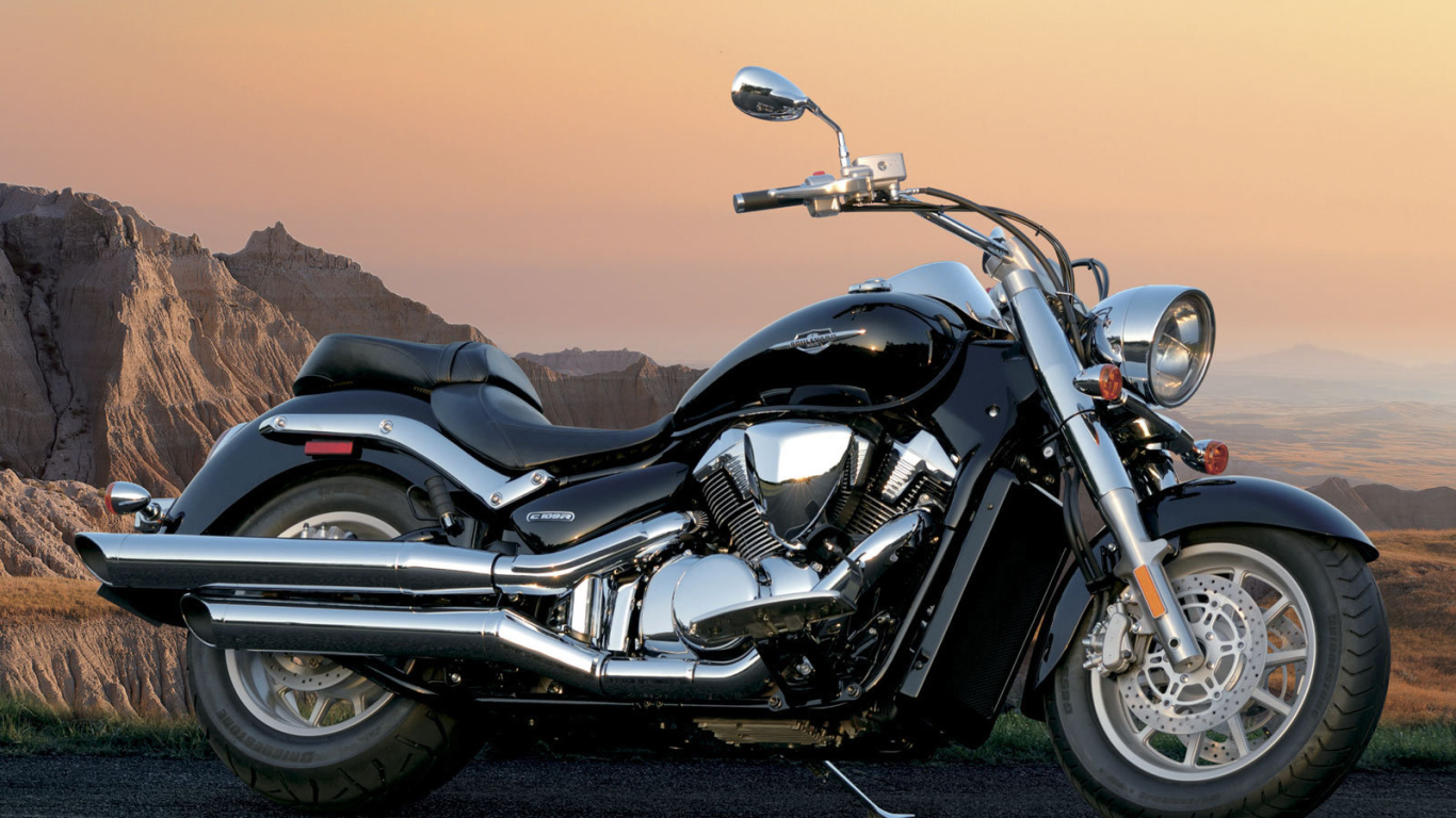 Новый мотоцикл на дороге Suzuki Intruder C1500T