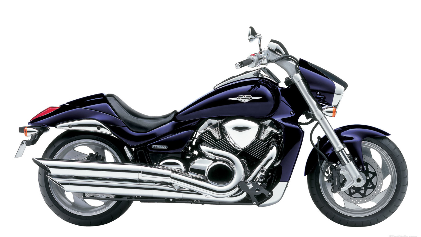 Новый мотоцикл на дороге Suzuki Intruder M1800 R